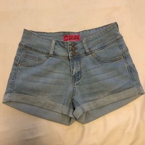 Butt lifting light denim shorts